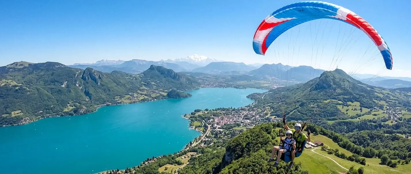 Baptême de parapente biplace au décollage du Sapenay avec vue panoramique sur le lac du Bourget